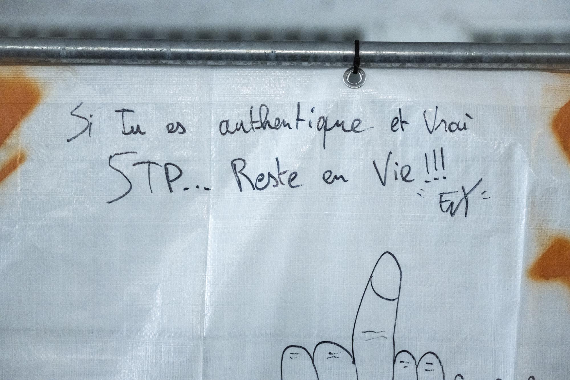 Au mur, de l’humour et de la prévention sur fond acidulé