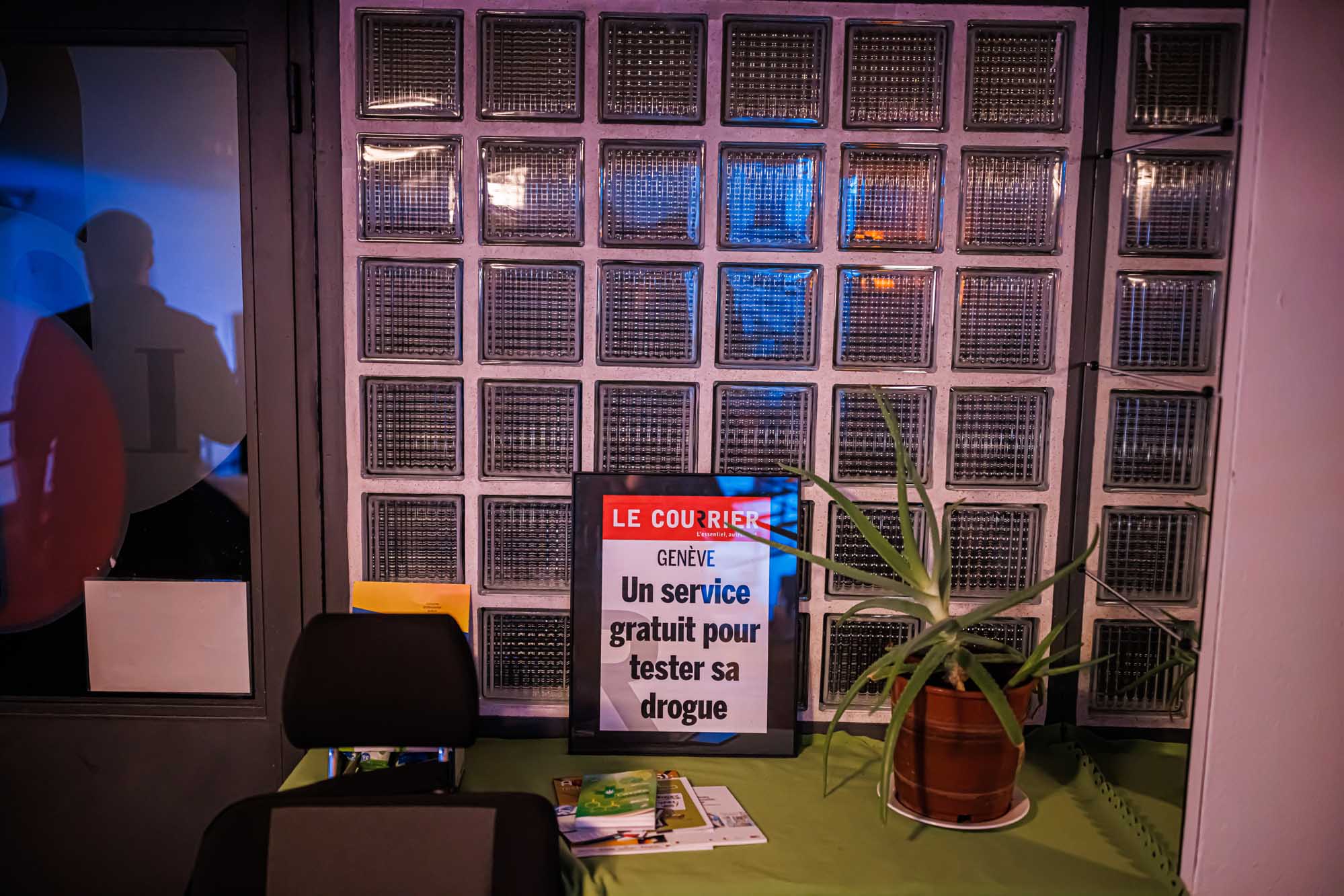 Dans les locaux de Nuit Blanche, l’anonymat est strictement roi