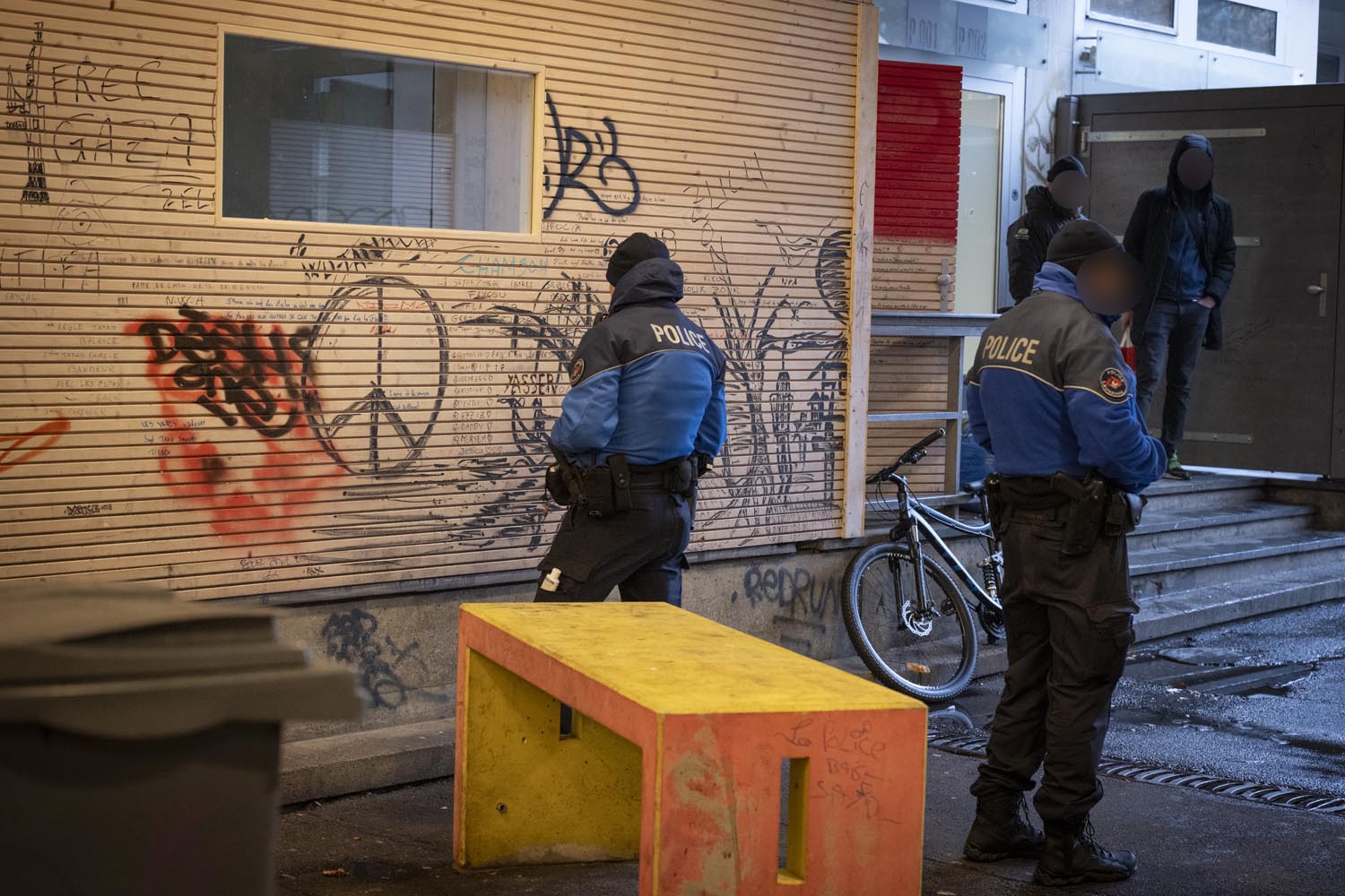 Au mur, de l'humour et de la prévention sur fond acidulé