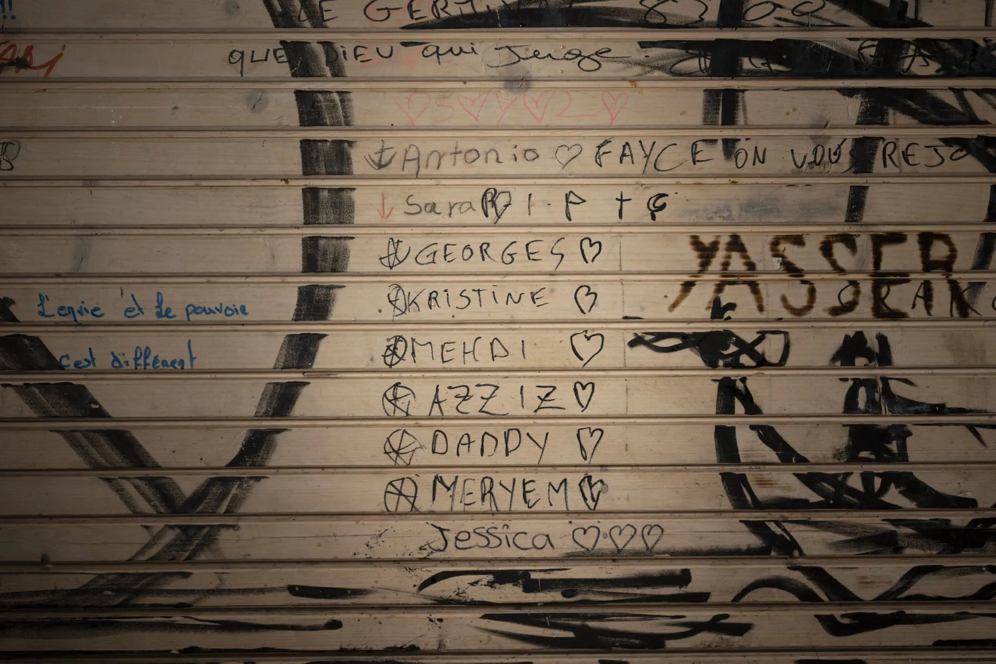 Au mur, de l'humour et de la prévention sur fond acidulé